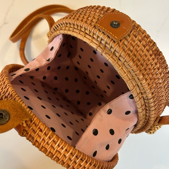 Round Rattan Purse with snap closure - Picture 4 of 4